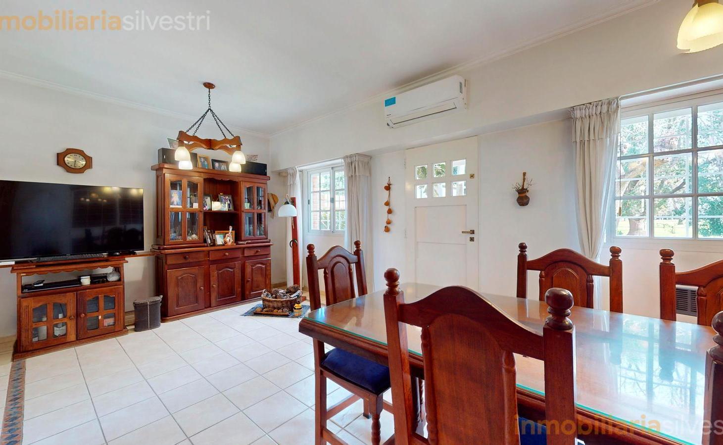 Foto de 27 entre 505 y Cortada Gonnet - Casa de 3 Dormitorios, Parque, Pileta, imagen 2