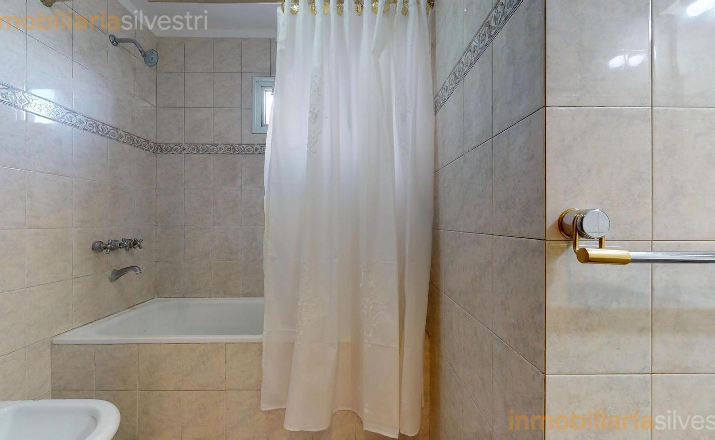 Foto de 27 entre 505 y Cortada Gonnet - Casa de 3 Dormitorios, Parque, Pileta, imagen 4