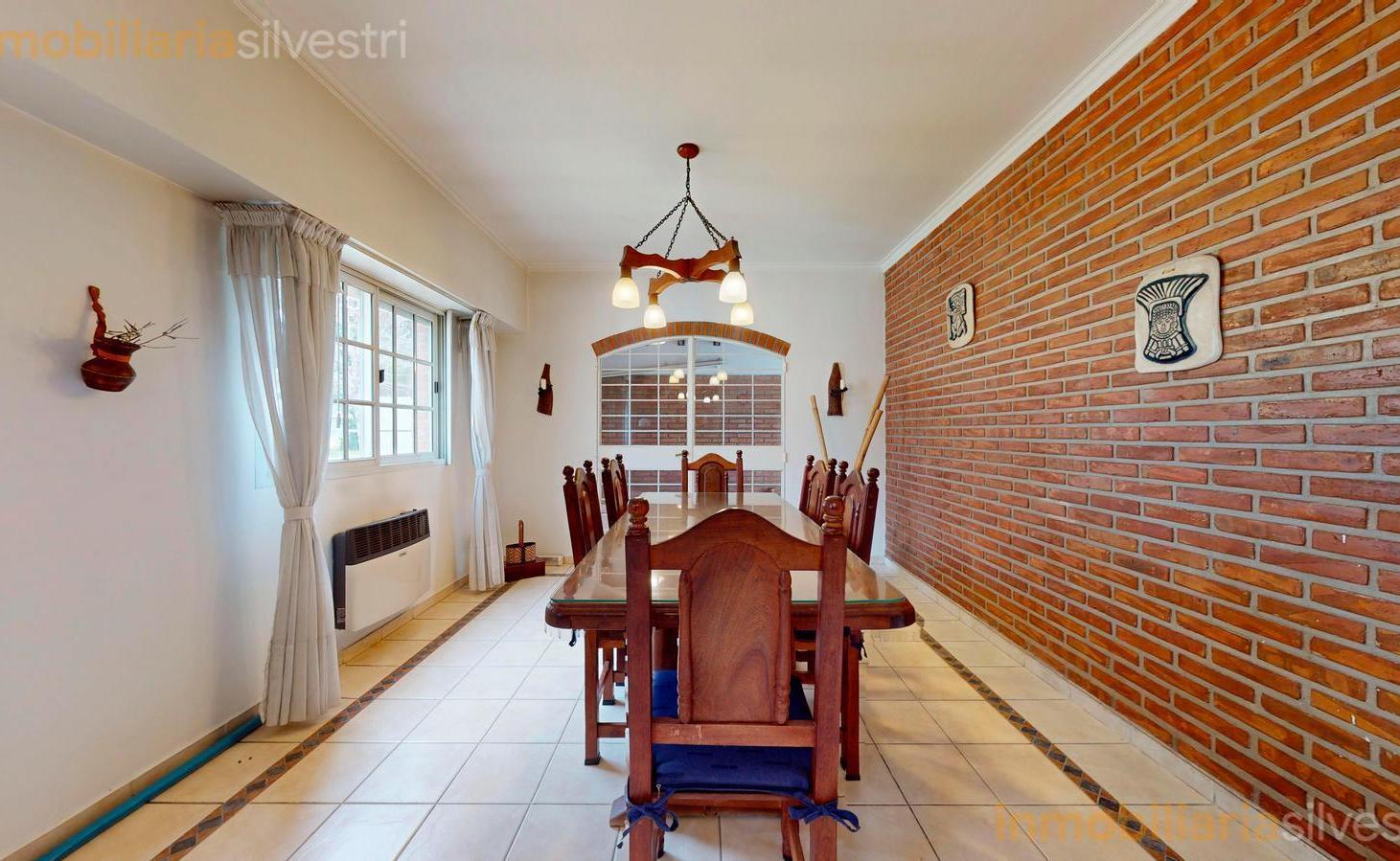 Foto de 27 entre 505 y Cortada Gonnet - Casa de 3 Dormitorios, Parque, Pileta, imagen 3