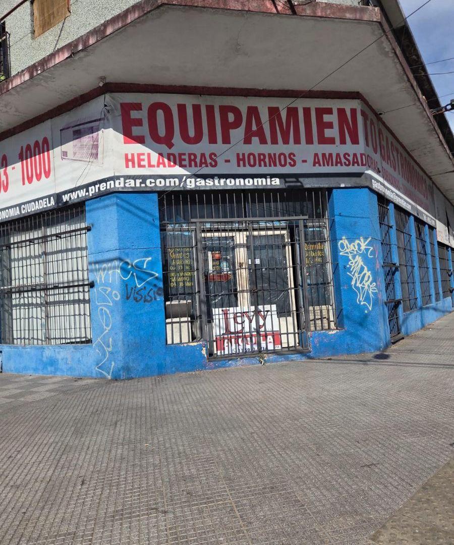 Foto de Local comercial - esquina en avenida, imagen 1