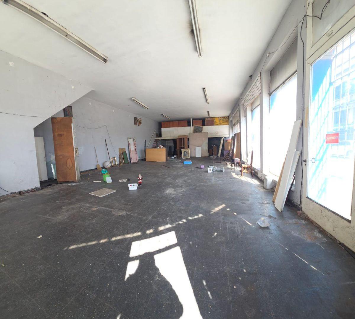 Foto de Local comercial - esquina en avenida, imagen 4