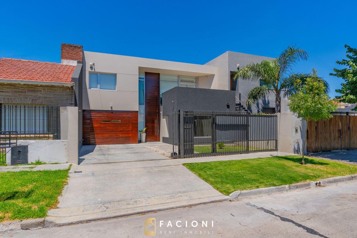 Chalet de Categoría en Zona Residencial de Mar del Plata – 3 Dormitorios, Parque y Piscina