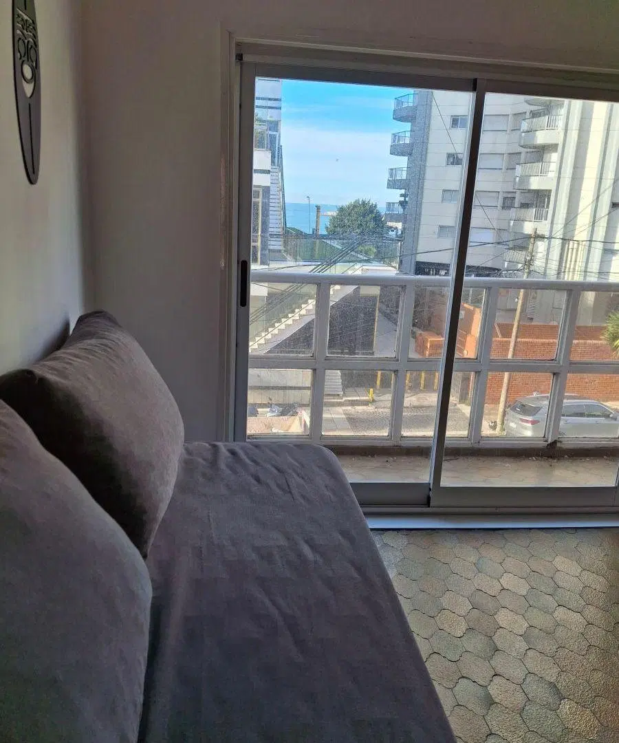 Dos ambientes c/balcon playa grande Alem 8