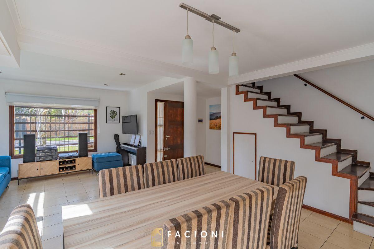 Foto de Duplex 4 Ambientes con Jardin y Espacio para 3 Vehiculos. Caisamar. Mar, imagen 3