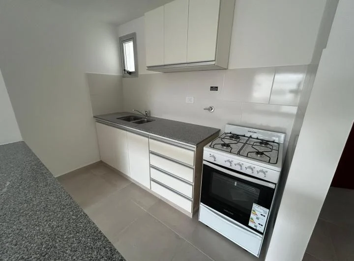 Departamento en alquiler monoambiente. 33 e/ 7 y 8 3