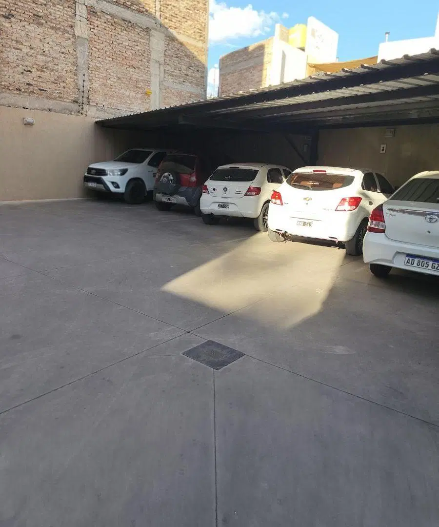 DPTO. EN VENTA DE 2 DORM. C/ COCHERA EN GUAYMALLEN 5