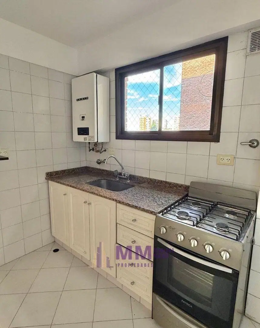 Departamento con 2 dormitorios balcón y cochera en alquiler en Martínez 4