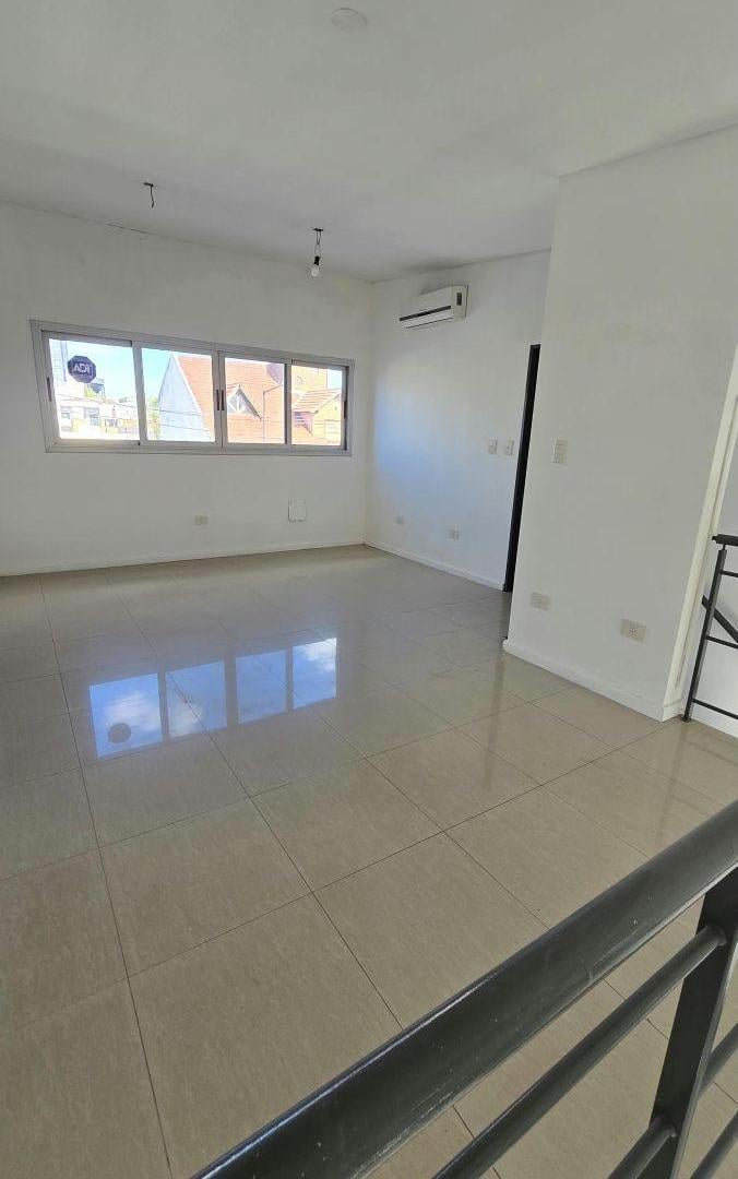 Foto de PH de 80 m² con 1 dormitorio en alquiler en Martínez, imagen 2
