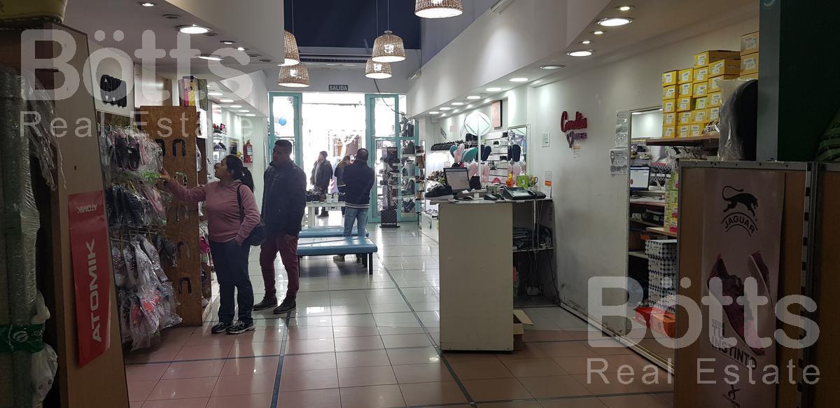Venta de Local con Depósito y Cocheras en Once