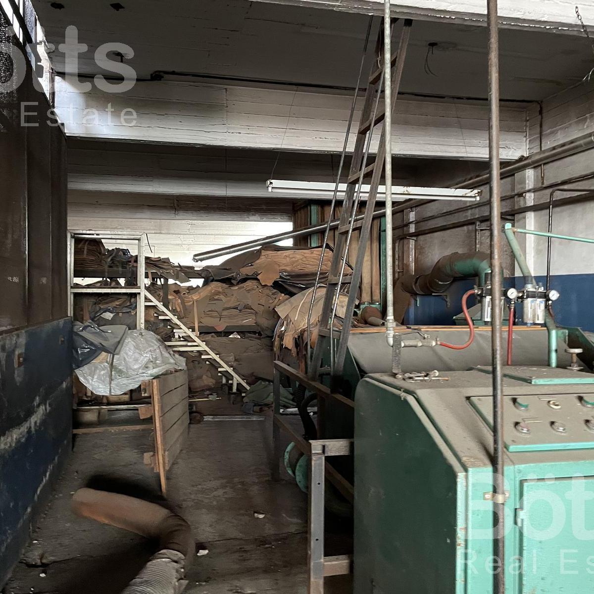 Galpón de Losa con 3 Amplias Plantas, Comedor, Baños, Entrada de Camiones (Ex Curtiembre) 3