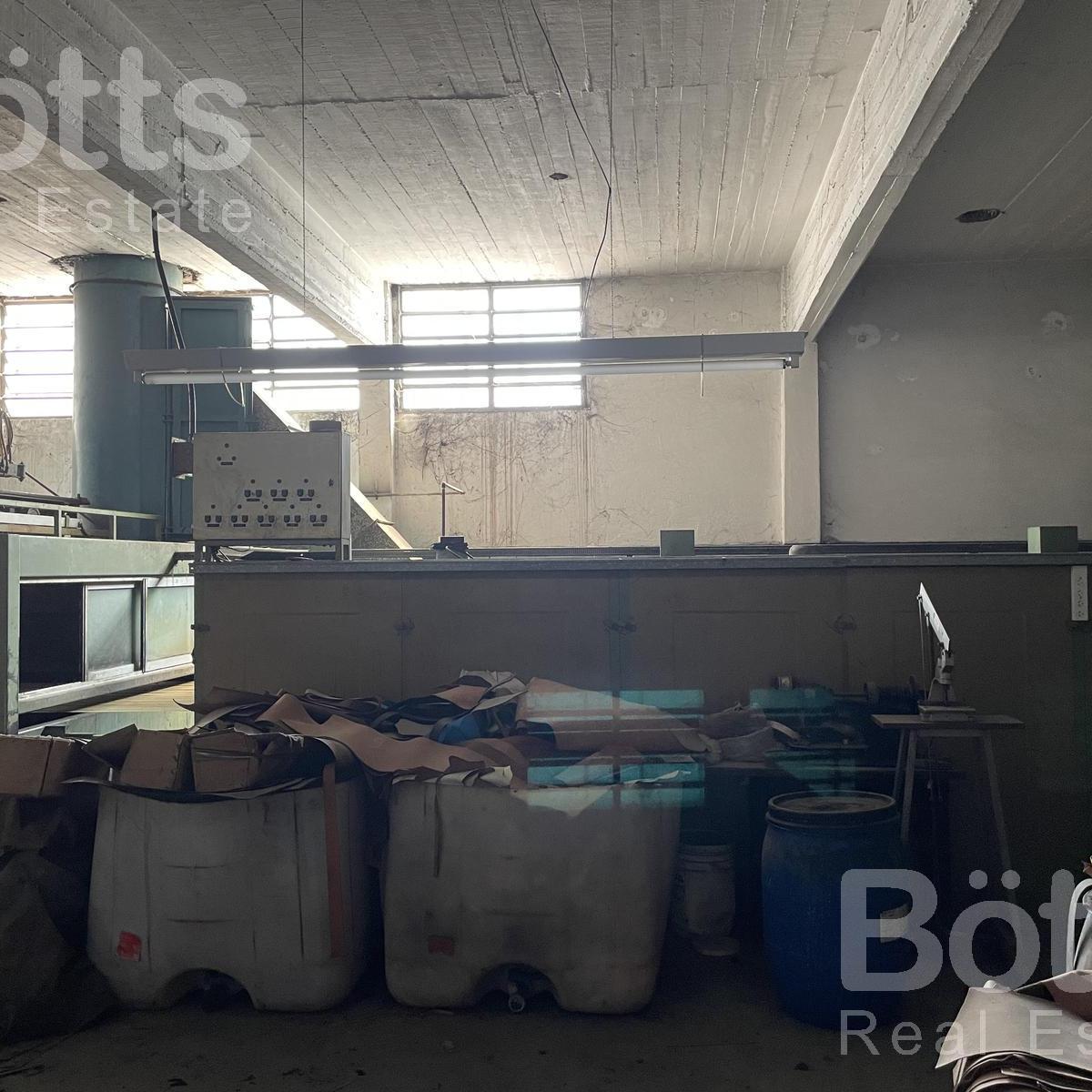 Galpón de Losa con 3 Amplias Plantas, Comedor, Baños, Entrada de Camiones (Ex Curtiembre) 4