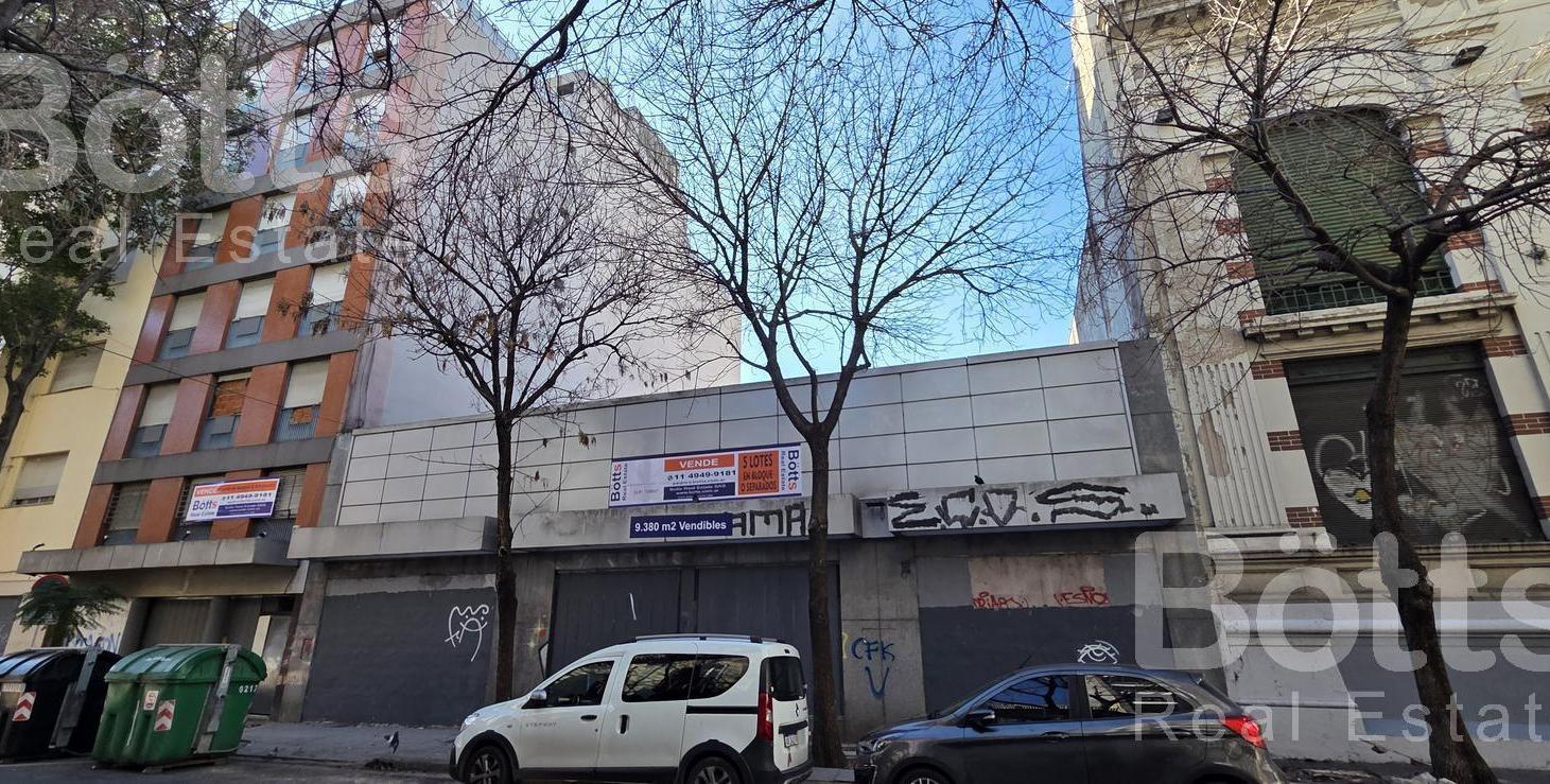 9380 m2 Vendibles. Salida a dos calles. Acepta permuta en parte de pago. Se escuchan ofertas