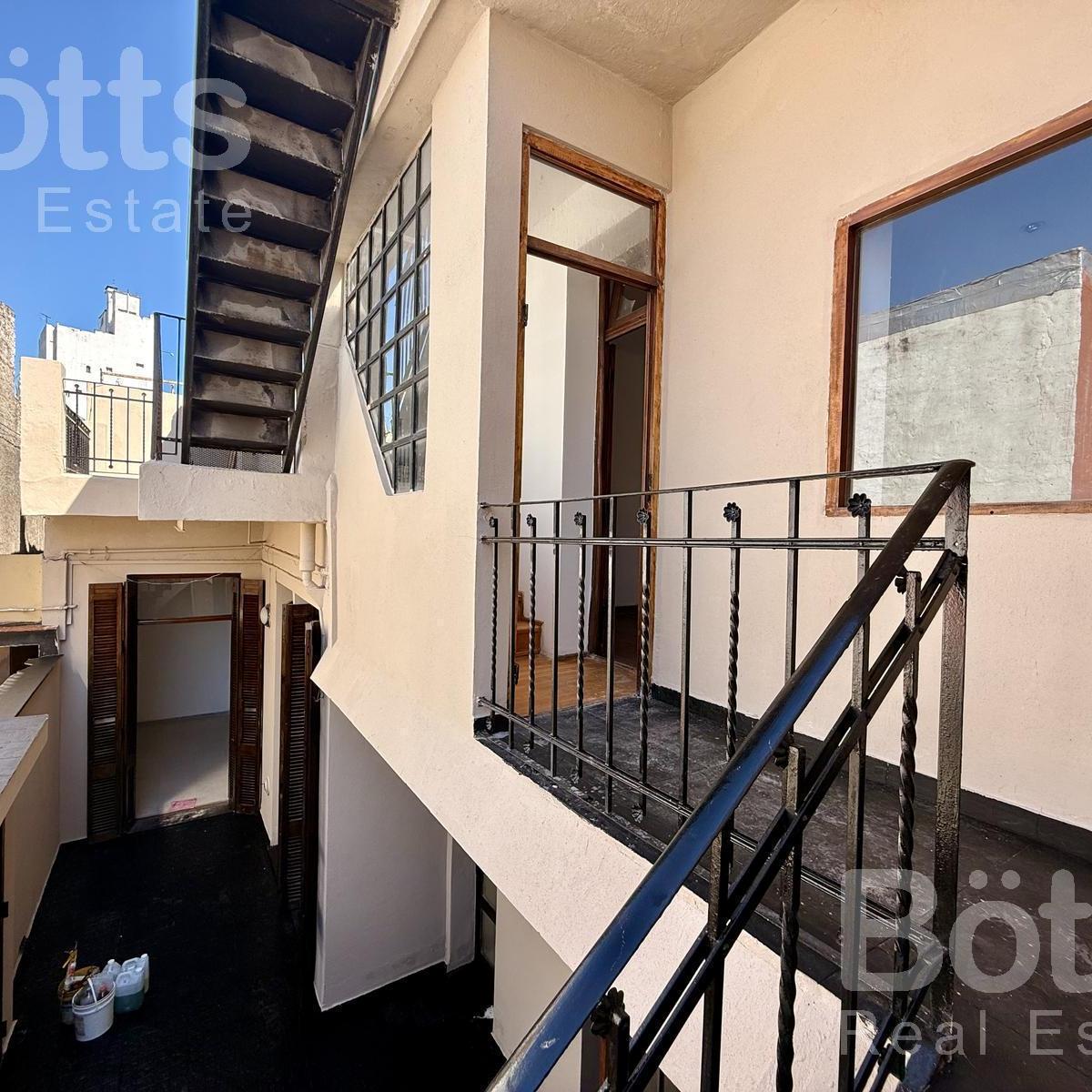 Venta PH 4 Ambientes Mas Dependencia con Patio y Terraza Propia Sin Expensas en Caballito 1