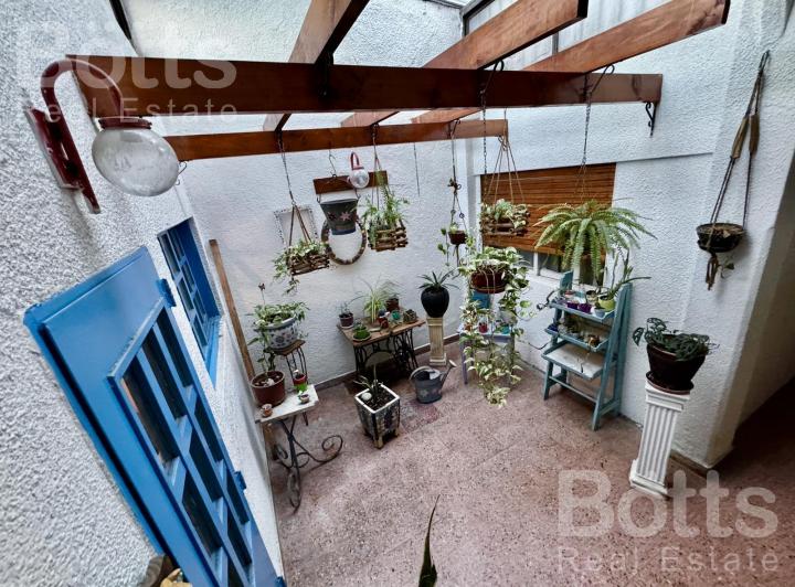 Oportunidad casa 6 ambientes con cochera en Villa del Parque 5