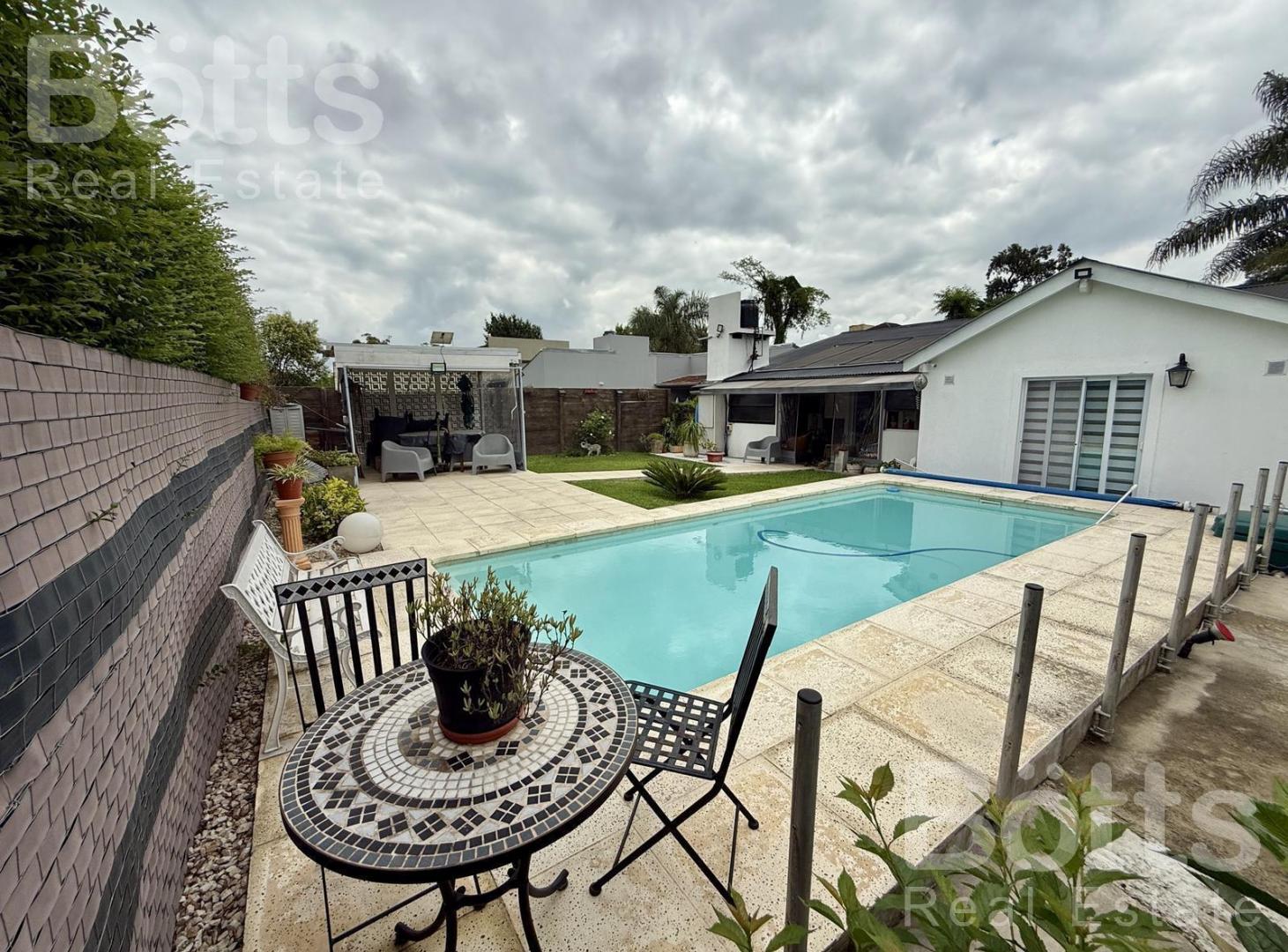 Venta casa con pileta en Jardines de Escobar