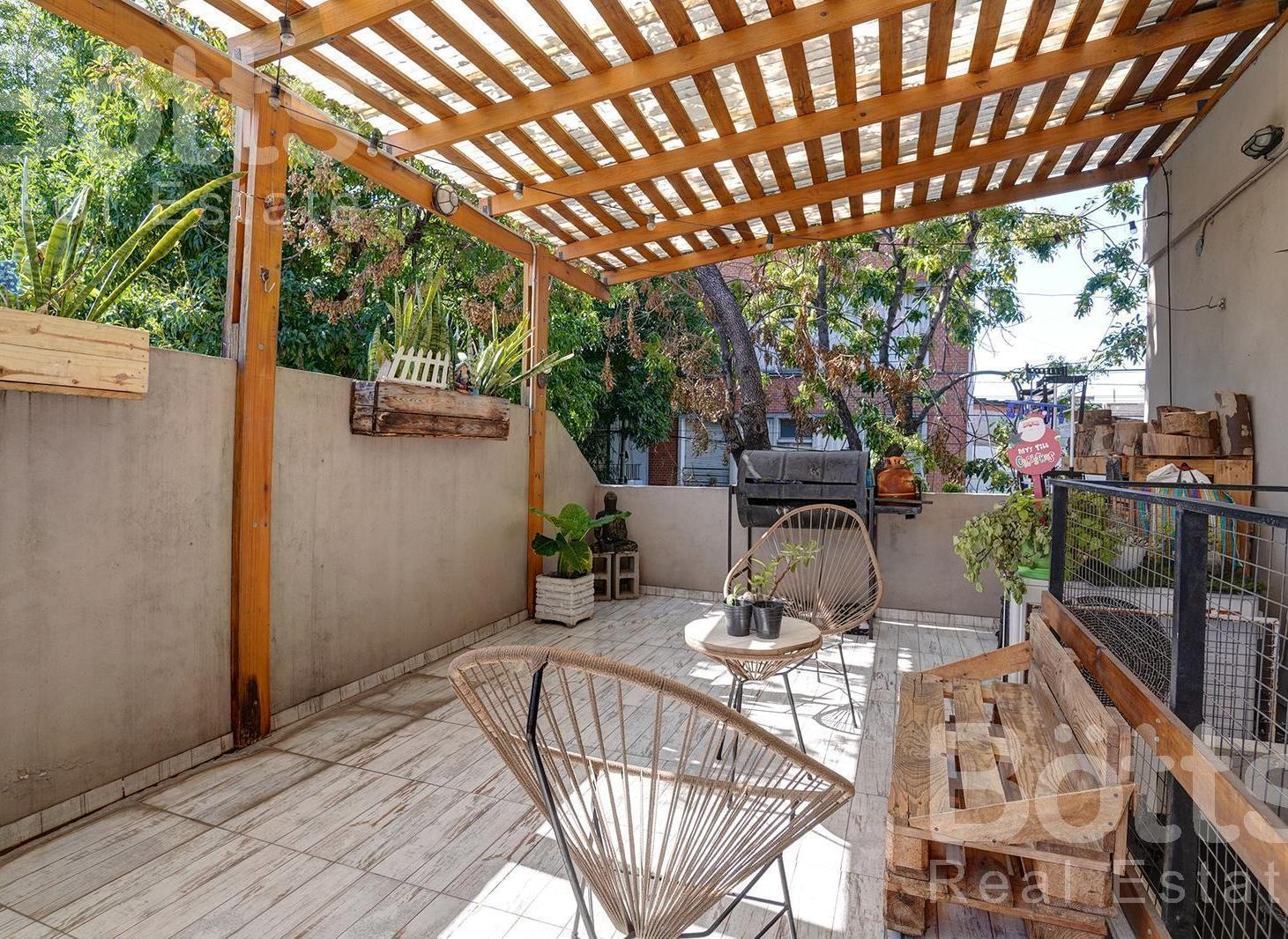 Venta casa con patio y cochera Parque Patricios