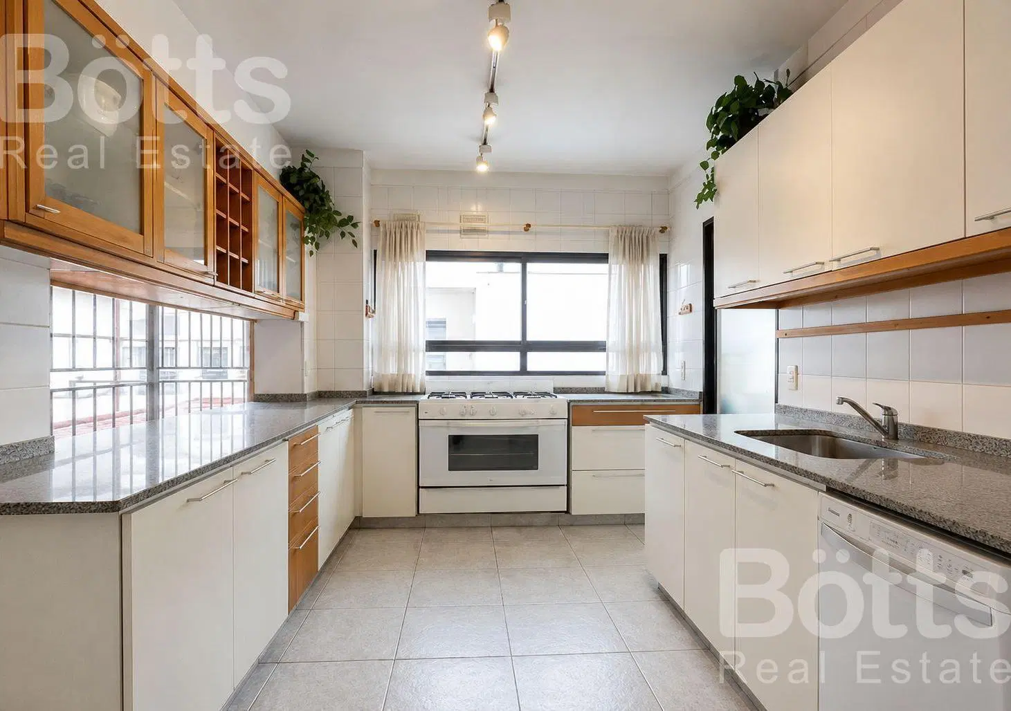 Piso exclusivo de 4 ambientes mas 2 cocheras fijas en Boulevar Charcas, Palermo 4