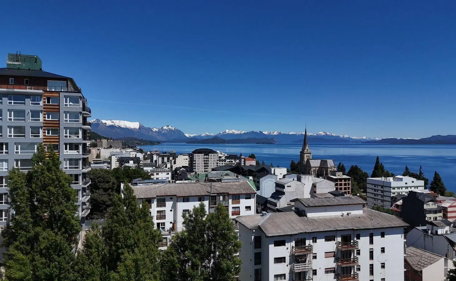Venta Dos Ambientes. Amplios y Súper Luminosos. Dos Balcones. Vista al Lago Nahuel Huapi, Bariloche. 3