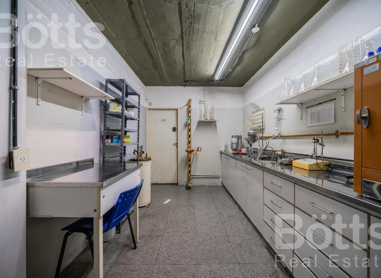 Foto de VENTA LABORATORIO EQUIPADO - FABRICA - VILLA GRAL MITRE, imagen 2