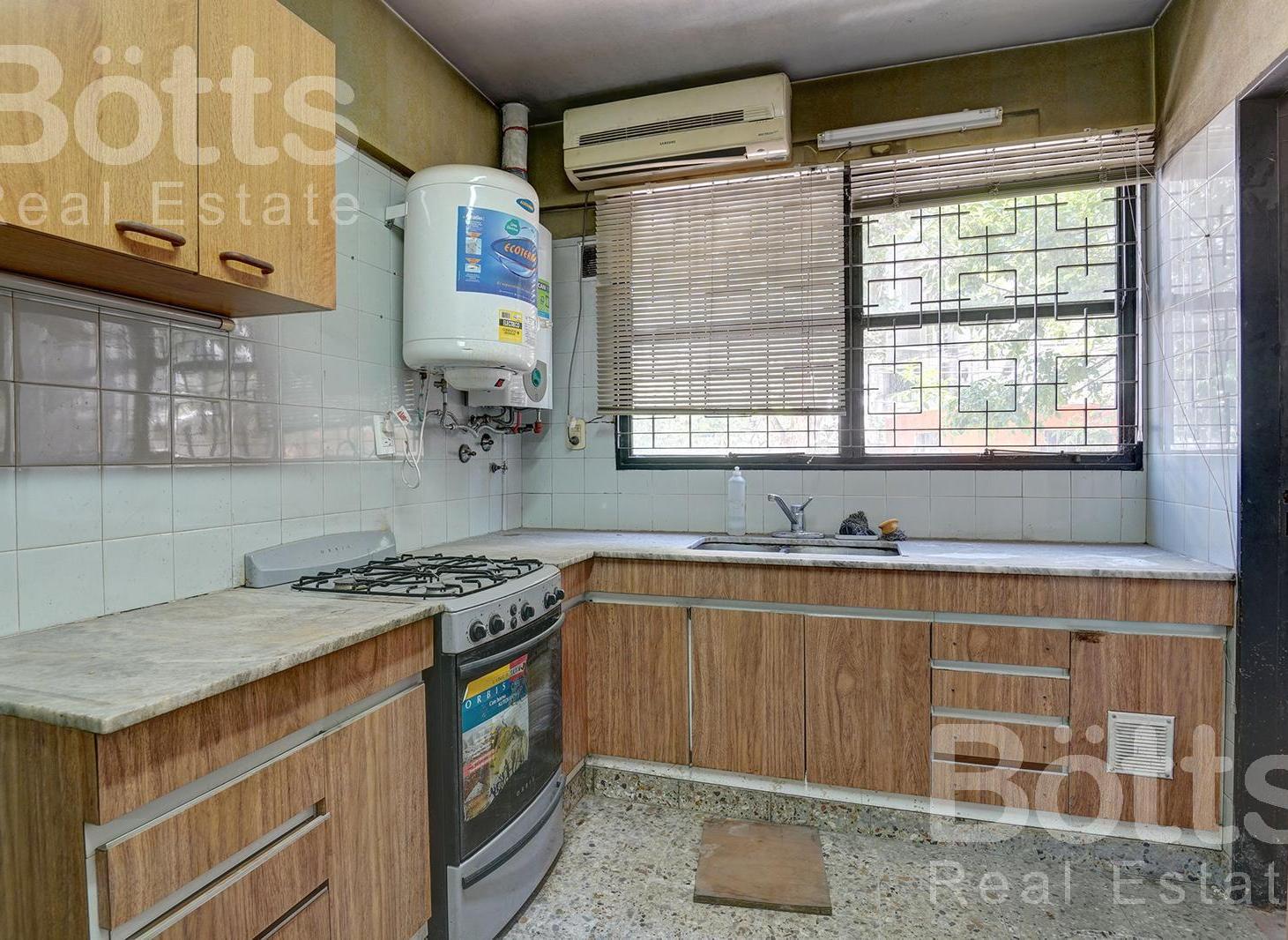Foto de VENTA 3 AMB. CON BALCON Y DEPENDENCIA - 105M2 - A REFACCIONAR - BARRACAS, imagen 1