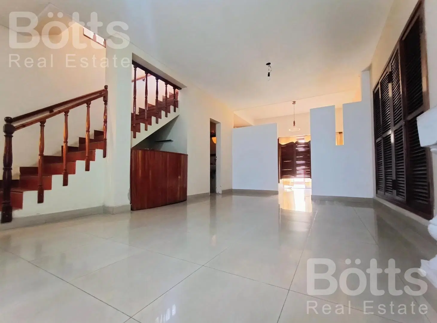 Casa en Venta- 5 amb -cochera 3 autos- patio- parrilla- terraza- A 5 cuadras de Plaza Irlanda 3