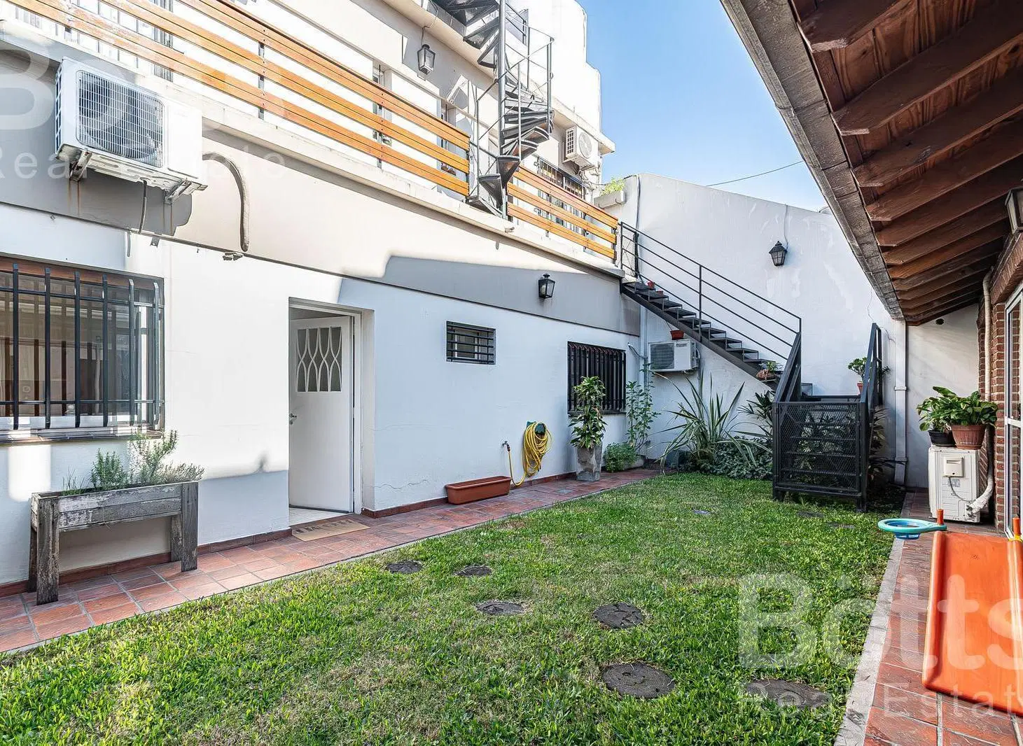 Oportunidad unica 2 casas independientes con patio, quincho y cocheras 8