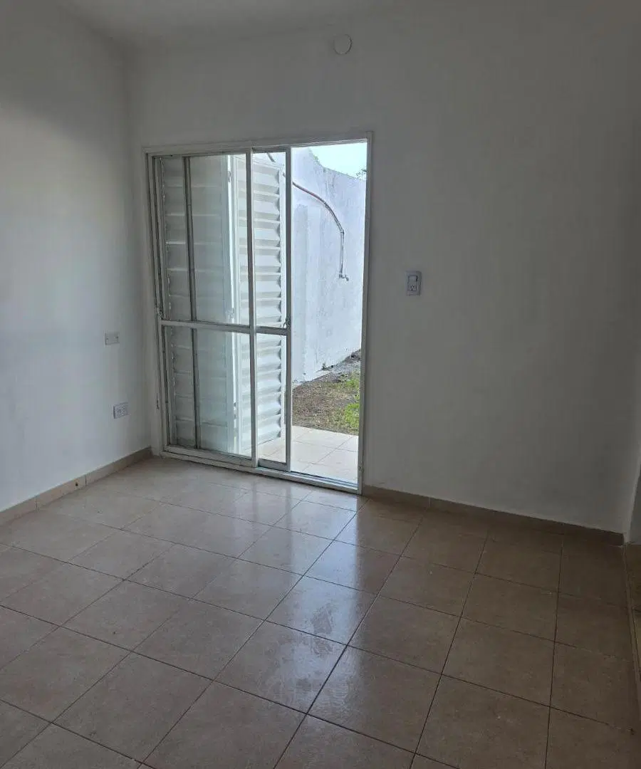 Casa con patio y 2 dormitorios en alquiler en Parque Capital 3