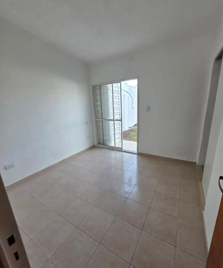 Casa con patio y 2 dormitorios en alquiler en Parque Capital 4