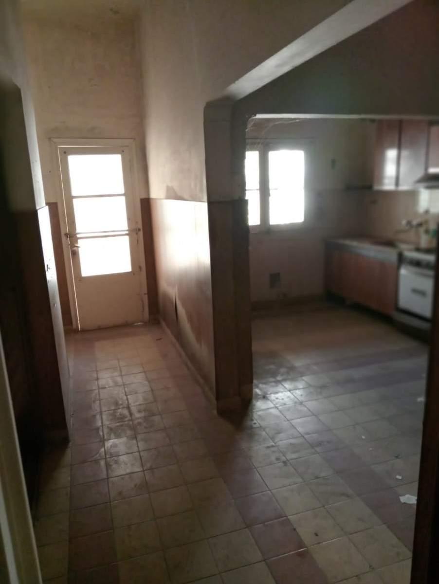 Casa con Gran Terreno en Zona Comercial de Av Alem (Zona Bancor) 5