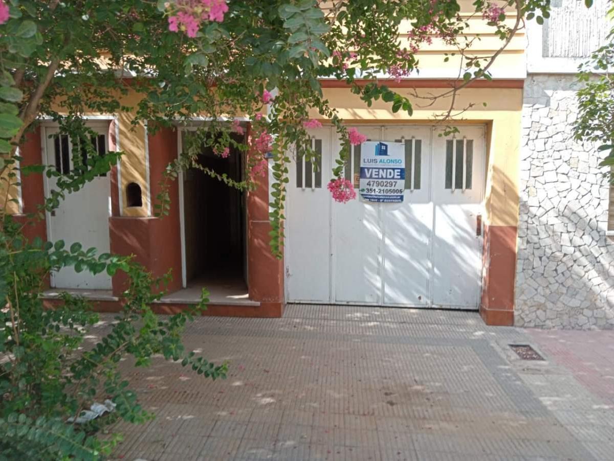 Casa con Gran Terreno en Zona Comercial de Av Alem (Zona Bancor) 3