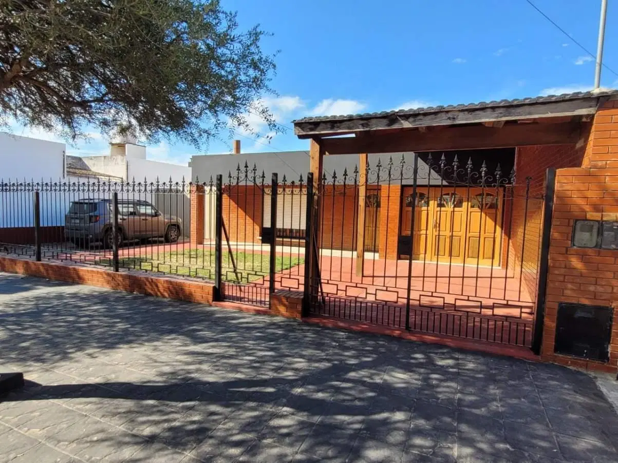 CASA CON DEPTO EN VILLA AZALAIZ 5