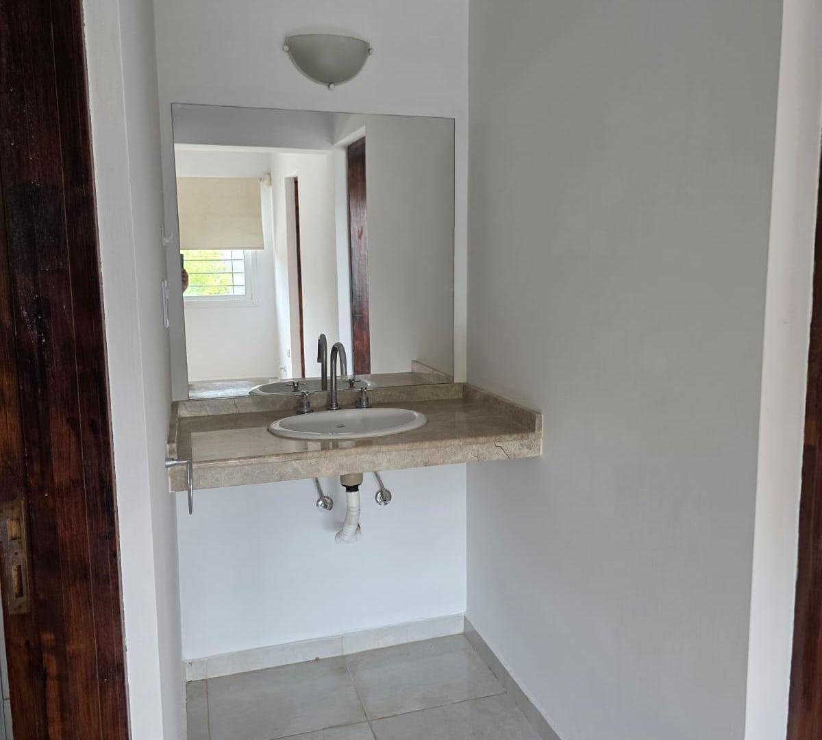 Foto de CASA ESQUINA DE DOS PLANTAS CON PILETA EN TIROLESA, imagen 4