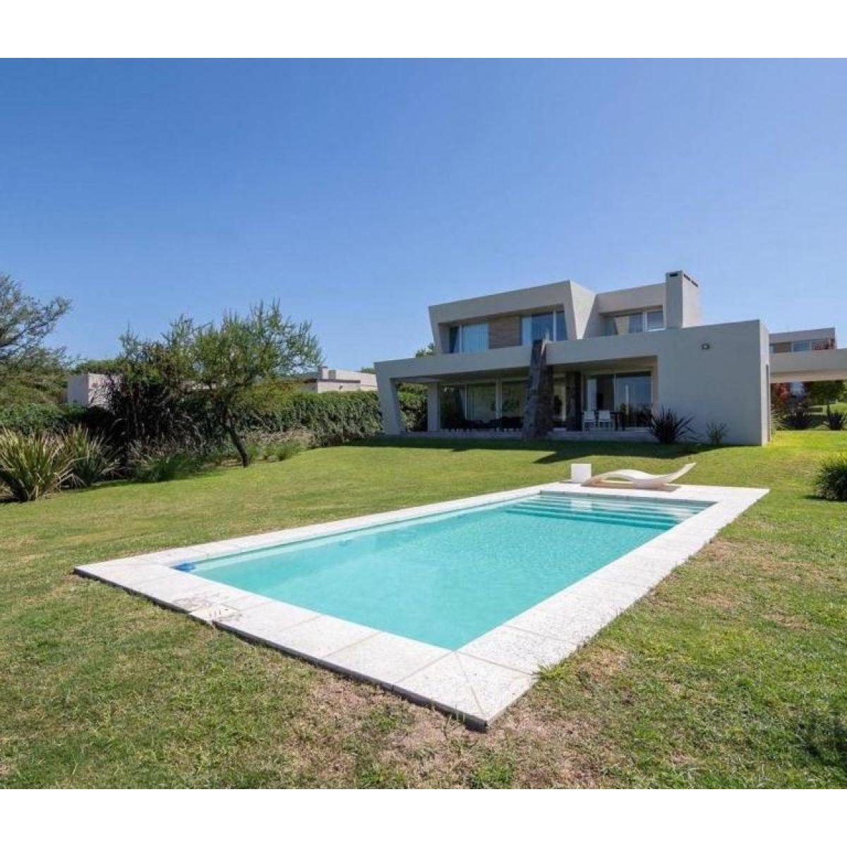 Venta de Importante y Moderna Casa en Barrio Cerrado La Serena 5