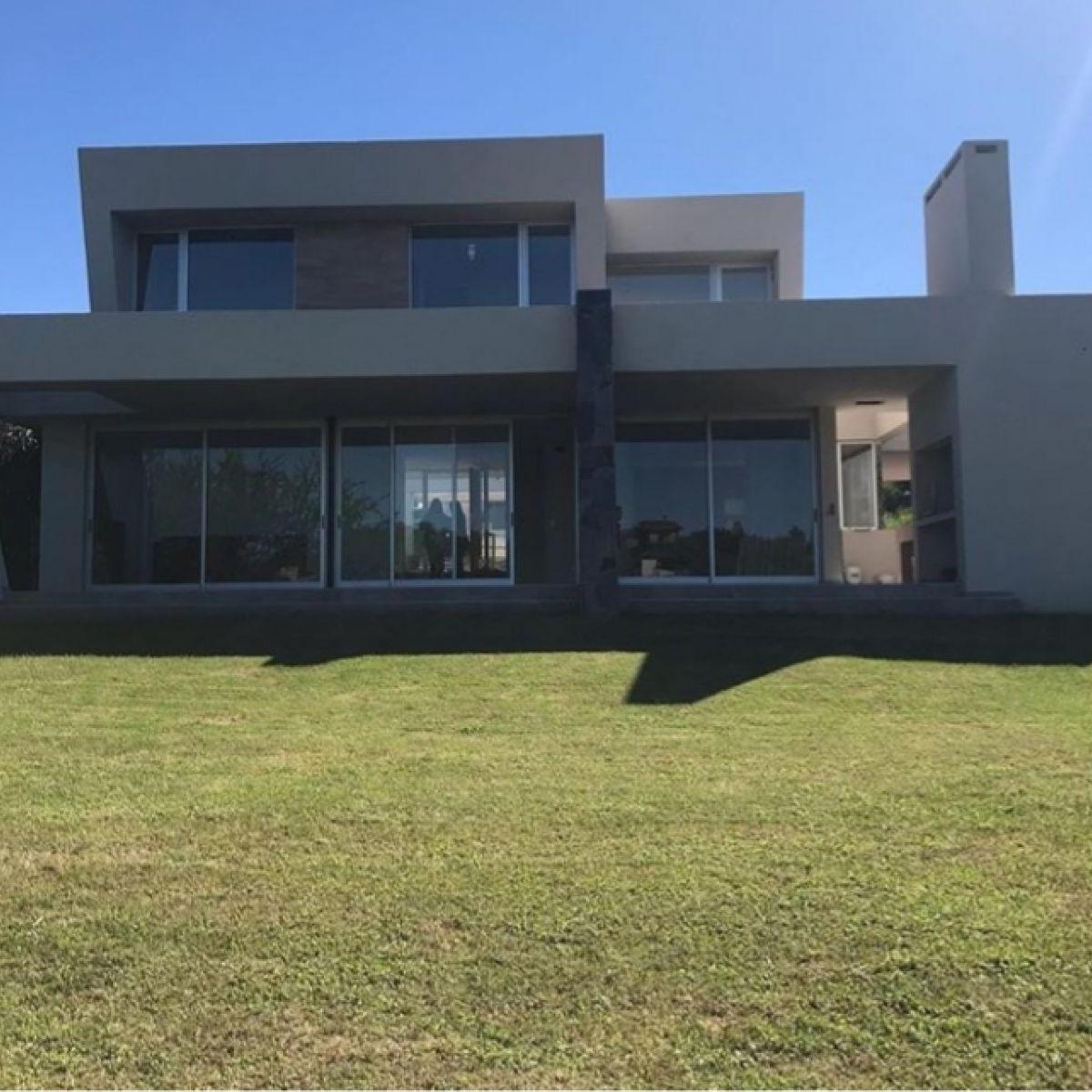 Venta de Importante y Moderna Casa en Barrio Cerrado La Serena 3