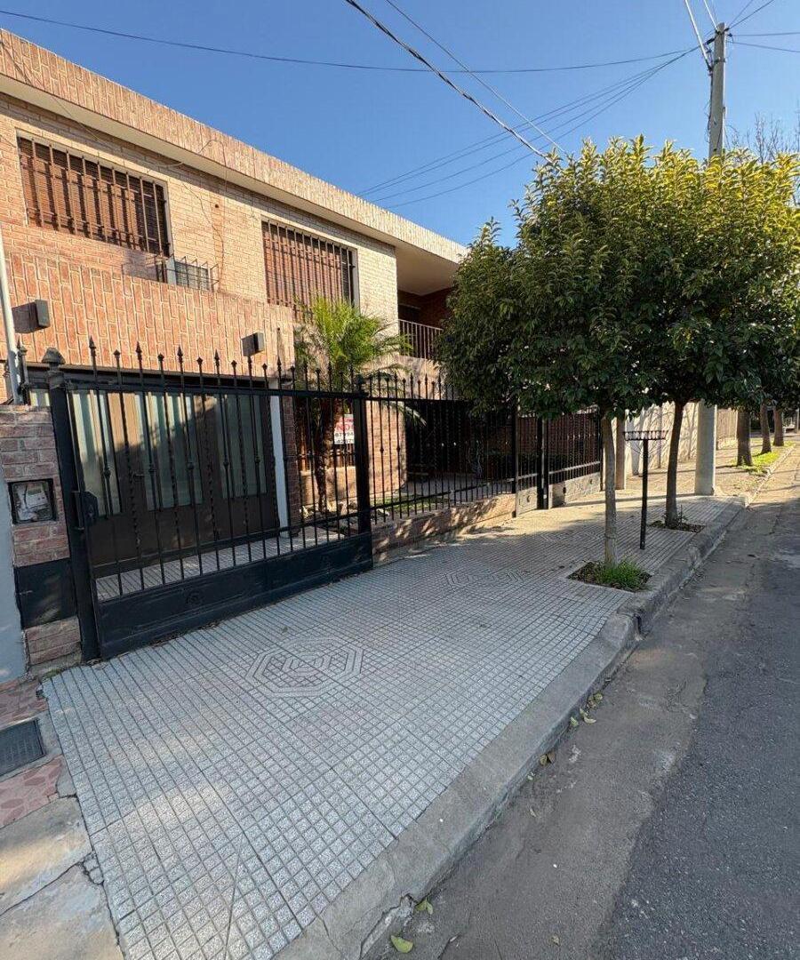 Oportunidad B° Poeta Lugones 2 casas (3 dorm)