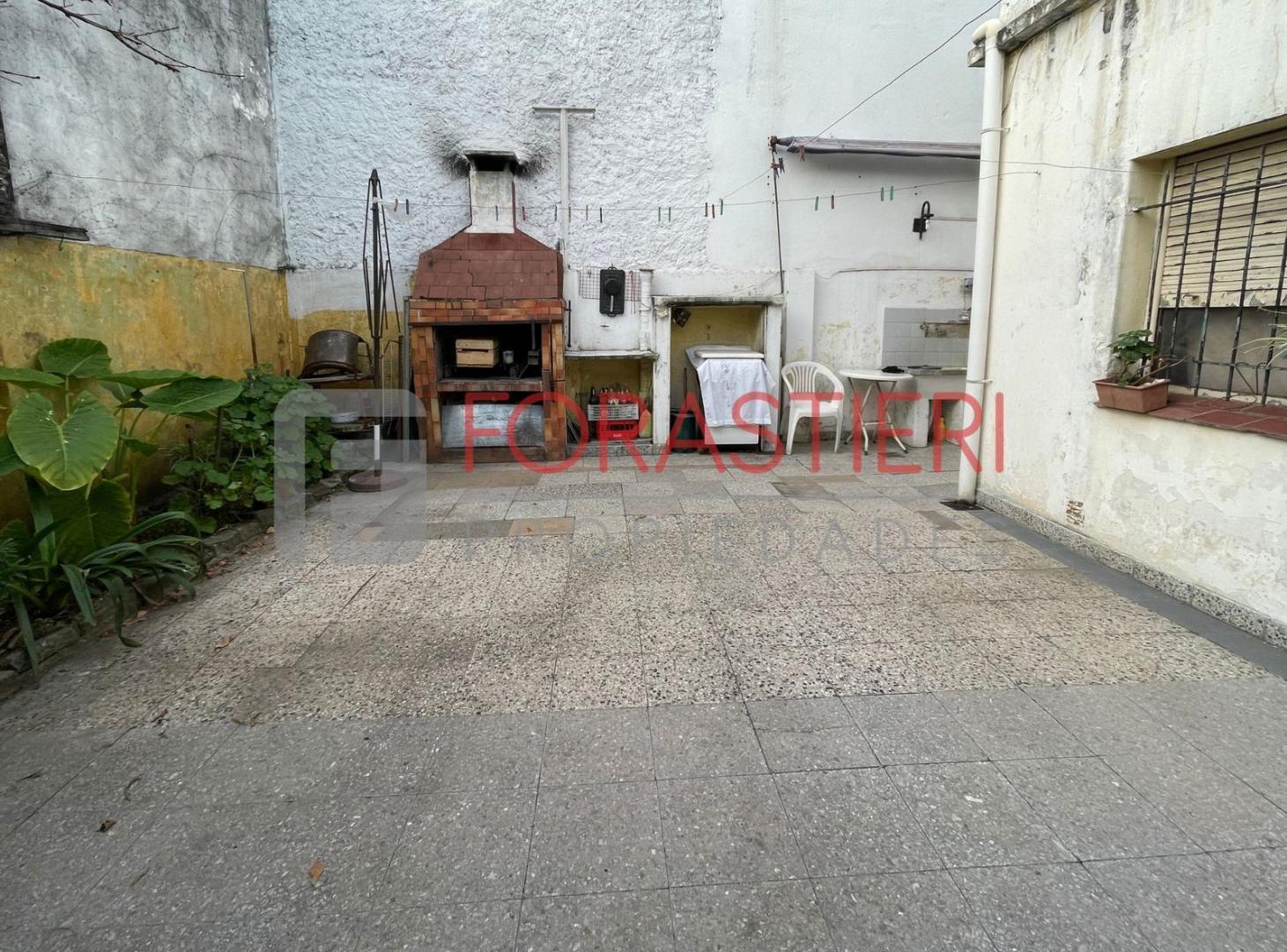 Foto de VENTA PH 3 ambientes con cochera y patio con parrilla — Próxima a plaza, imagen 1