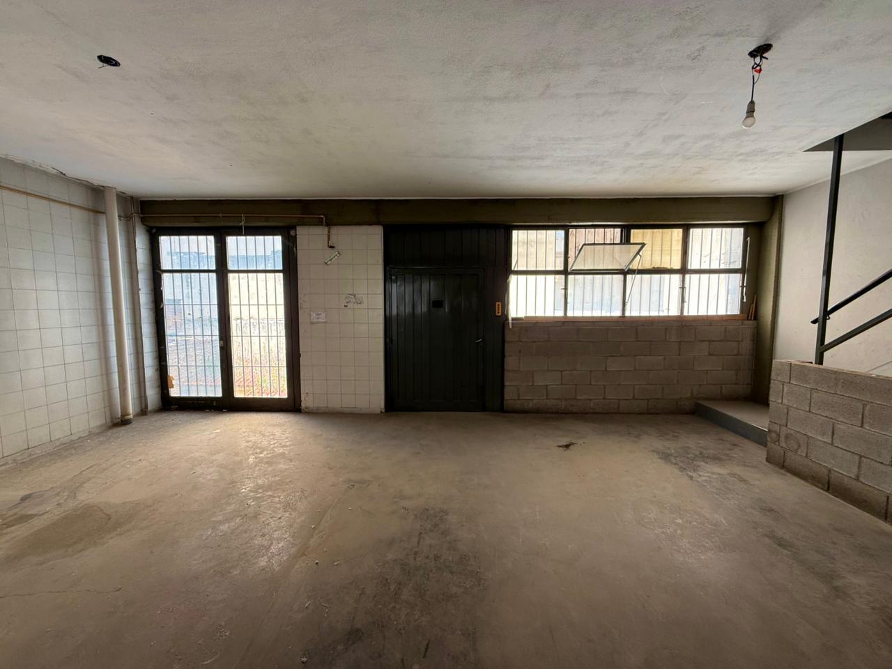 Galpón Industrial en Venta con Oficinas y Montacargas – Con Renta