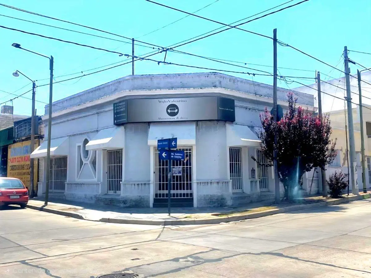 VENDO LOCAL ESQUINA ESTRATEGICO B° SAN MARTIN CON MUCHA VIDRIERA Y LUZ NATURAL 2