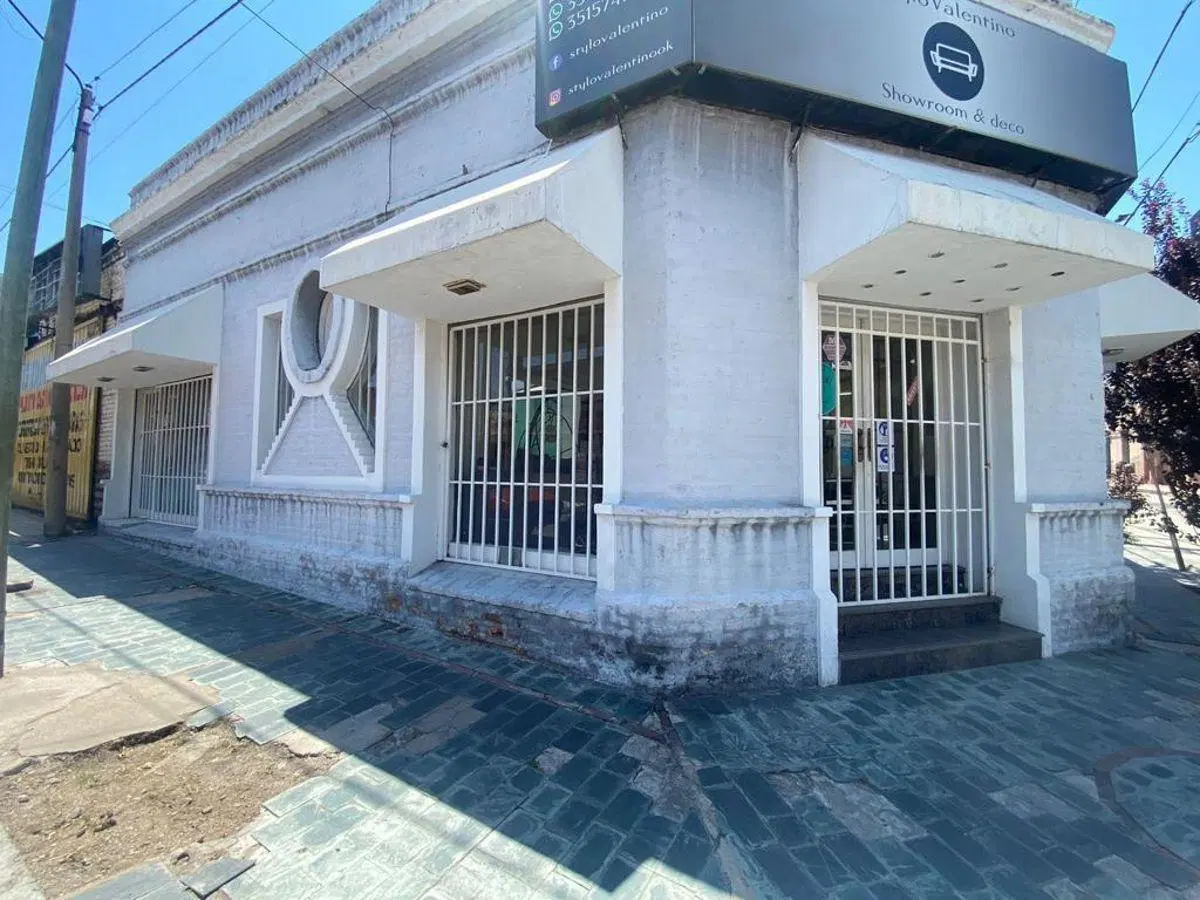 VENDO LOCAL ESQUINA ESTRATEGICO B° SAN MARTIN CON MUCHA VIDRIERA Y LUZ NATURAL 5
