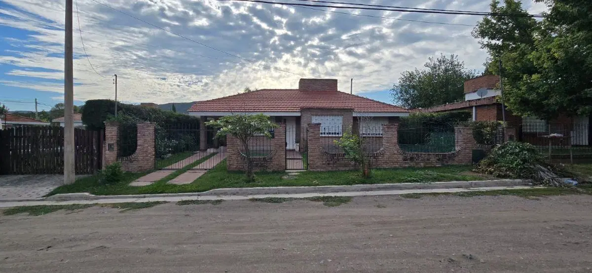 OPORTUNIDAD VENTA CASA CHALET PLAYAS DE ORO VILLA CARLOS PAZ 3 DOR PILETA Y QUINCHO 4