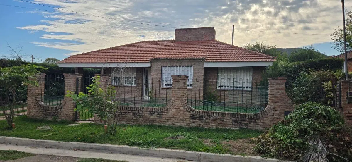 OPORTUNIDAD VENTA CASA CHALET PLAYAS DE ORO VILLA CARLOS PAZ 3 DOR PILETA Y QUINCHO 2