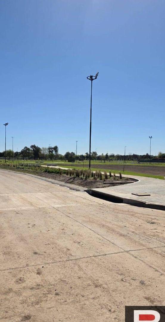 Foto de Terreno / Lote en venta de 360m2 APTO DUPLEX ubicado en CALANDRIA II, imagen 3