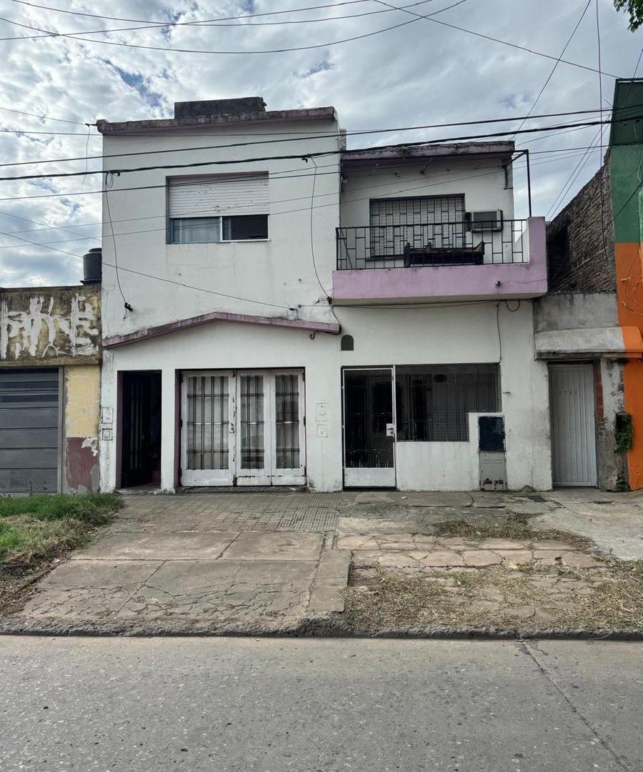 CASA EN VENTA, CINCO DORMITORIOS, DOS BAÑOS Y COCHERA - BARRIO AZCUENAGA