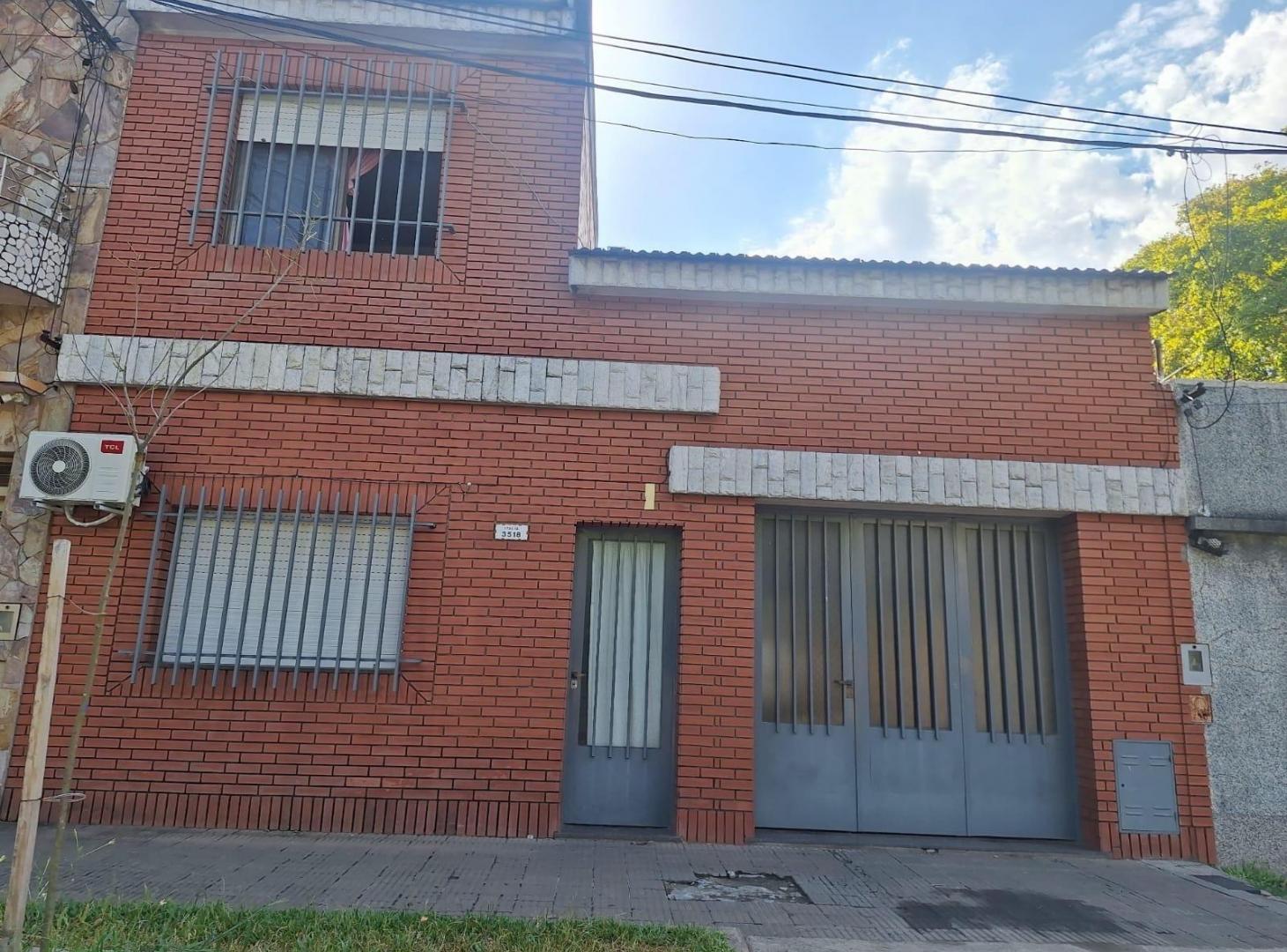 Venta casa 3 dormitorios con cochera Barrio Esp, y Hosp.