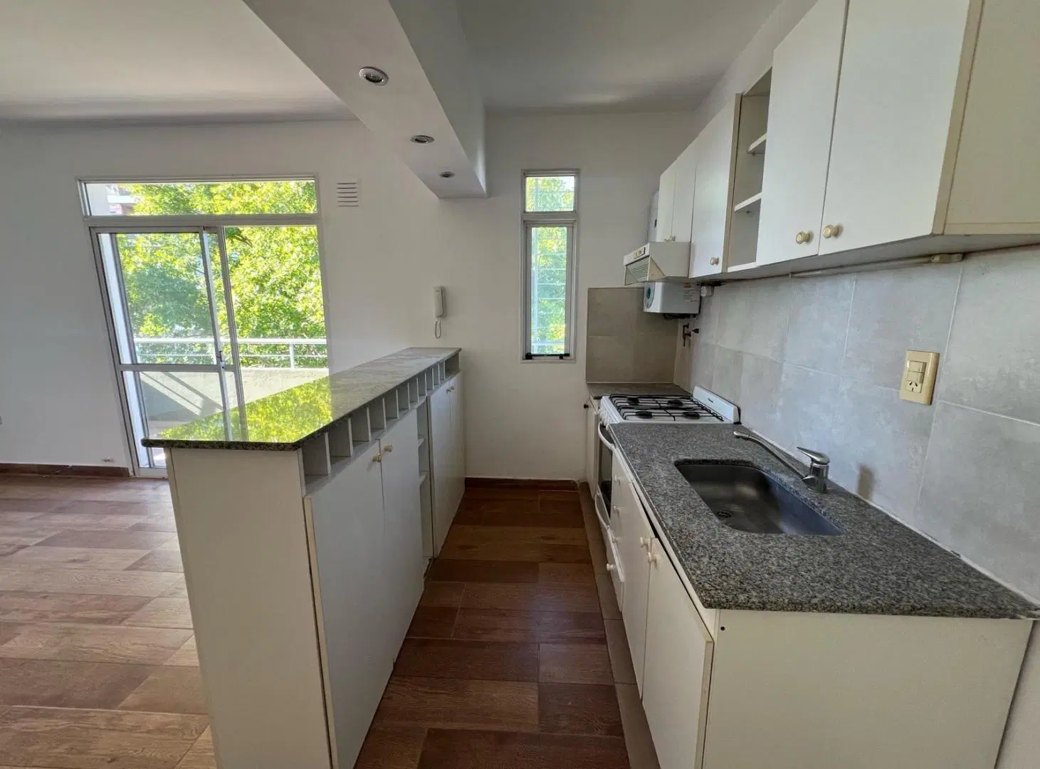 Venta Departamento 1 dormitorio con doble balcon, Echesortu. 4
