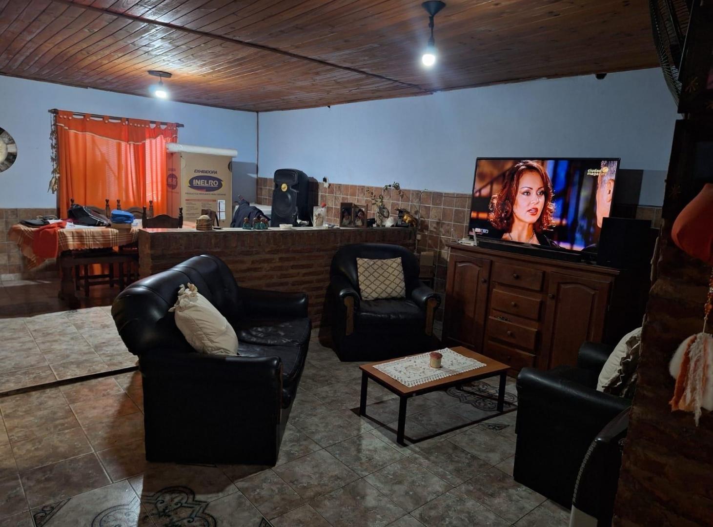 Foto de VENTA CASA AL FRENTE CON GRAN JARDIN EN VILLA GOBERNADOR GALVEZ, imagen 2