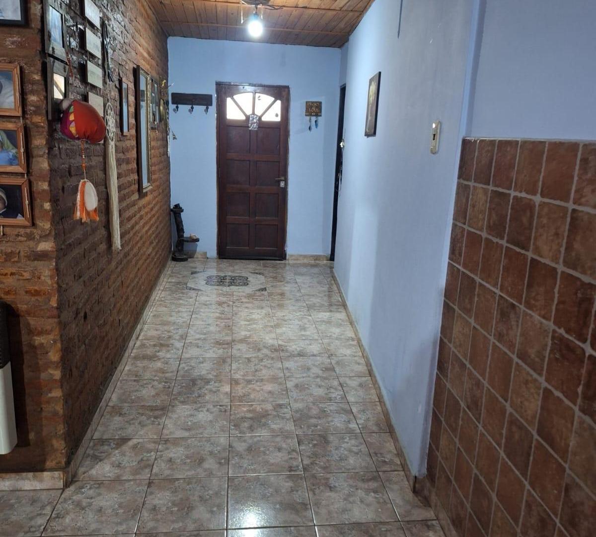 Foto de VENTA CASA AL FRENTE CON GRAN JARDIN EN VILLA GOBERNADOR GALVEZ, imagen 1