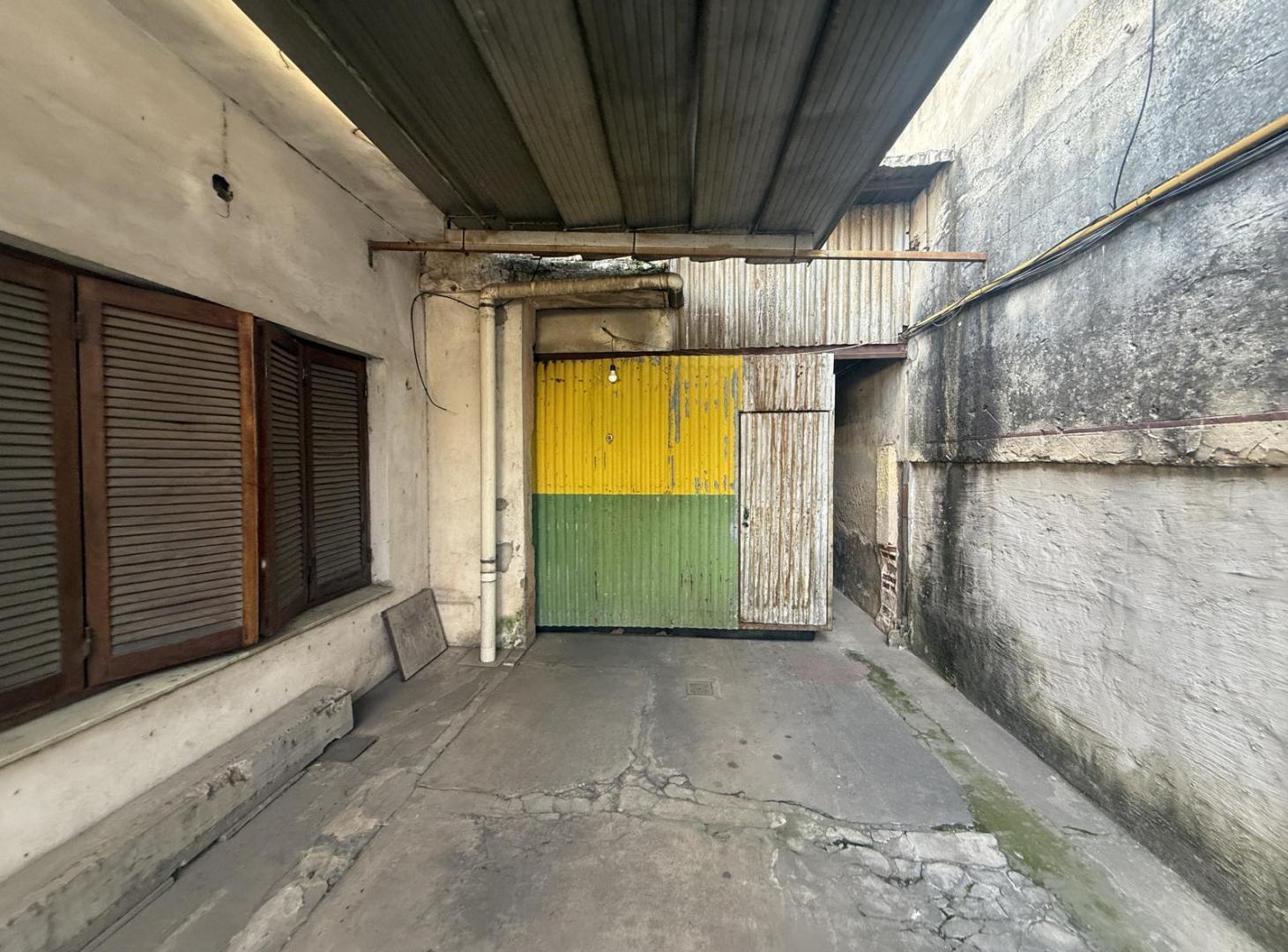 Foto de Casa a refaccionar con galpon amplio alquilado para cocheras, imagen 3