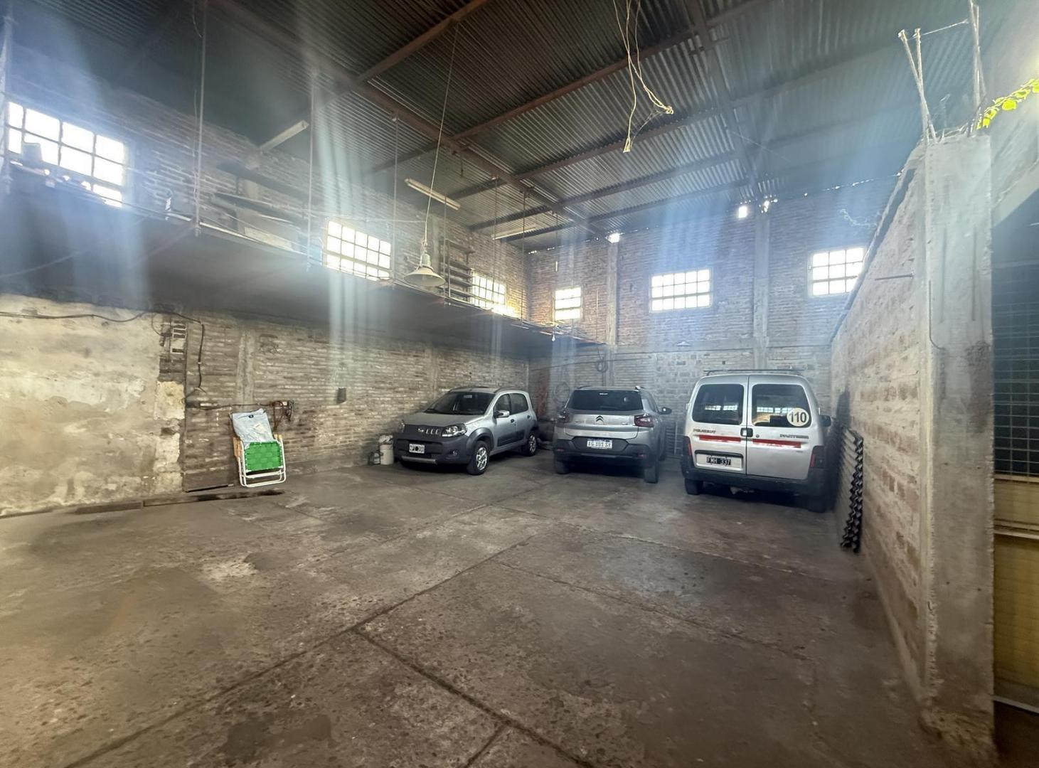 Foto de Casa a refaccionar con galpon amplio alquilado para cocheras, imagen 4