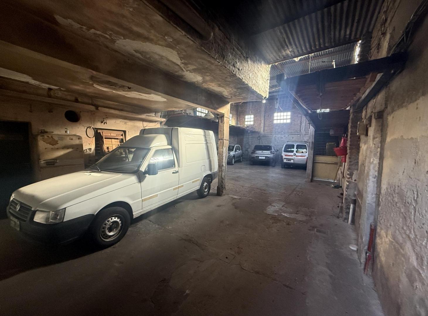 Foto de Casa a refaccionar con galpon amplio alquilado para cocheras, imagen 1